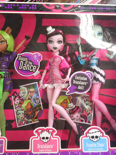 2011-monster-high-dawn-of-the-dance-draculaura